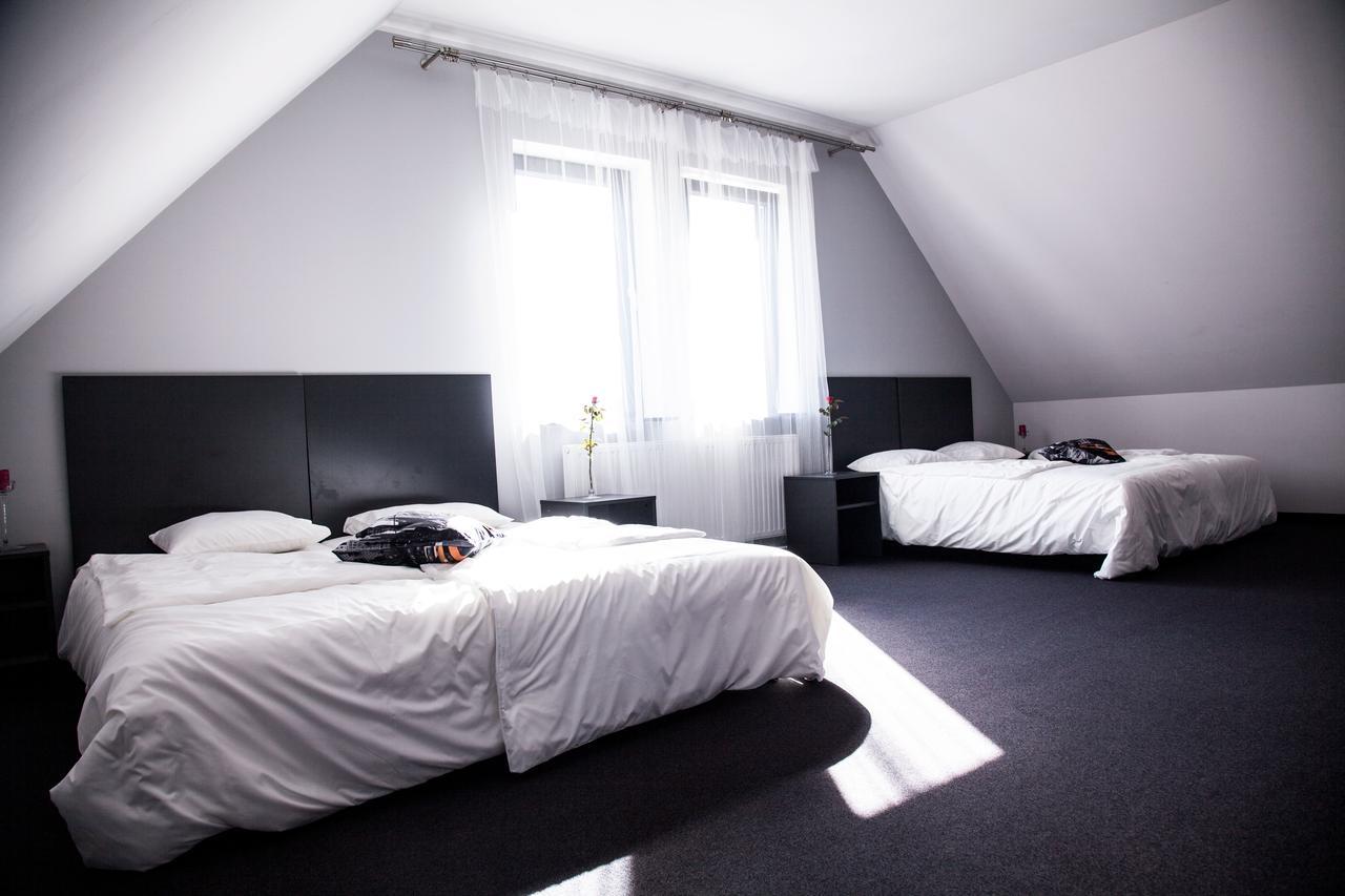 Świdnica Essenza Party Center Bed & Breakfast エクステリア 写真