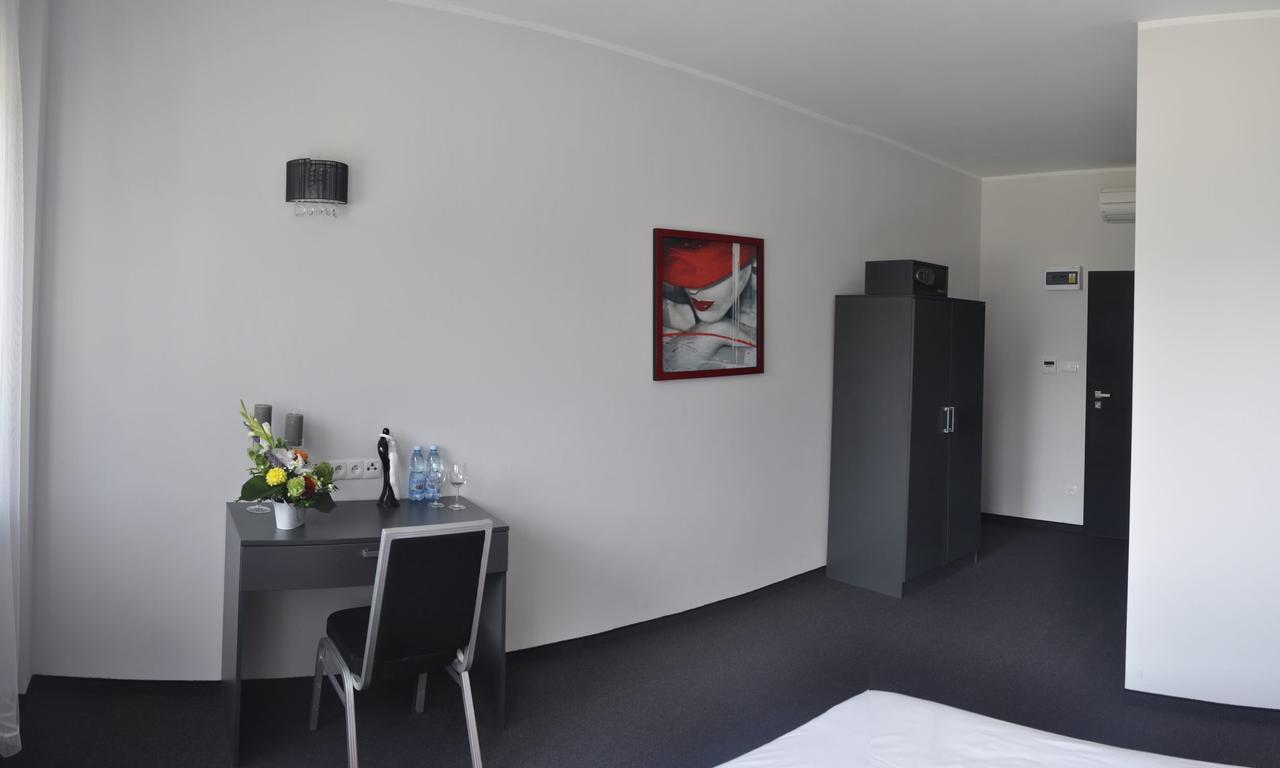 Świdnica Essenza Party Center Bed & Breakfast エクステリア 写真
